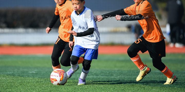 比分板显示主队3比2领先，场边时钟正倒数最后三分钟。